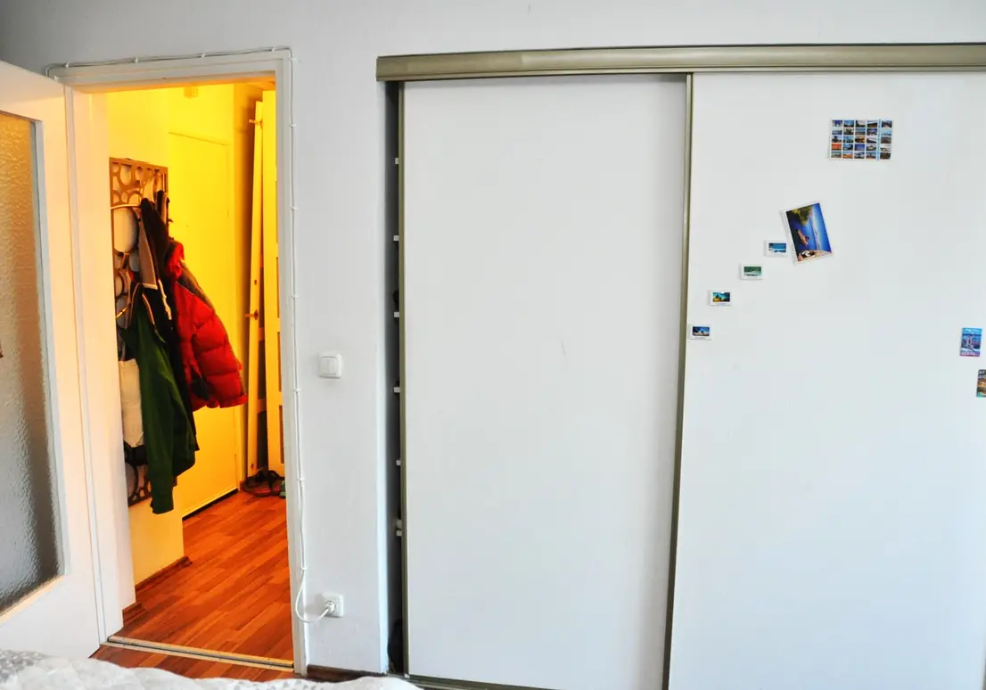 Einbauschrank mit Schiebetür und Blick in die Diele