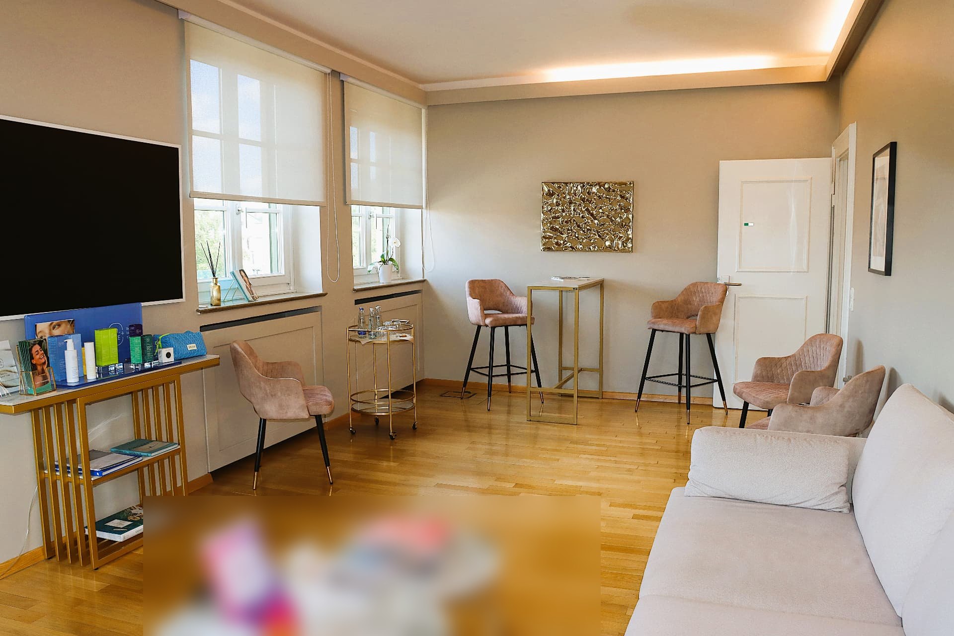 Zweiter Wartebereich mit Bar-Stehtisch und Loungemöbeln