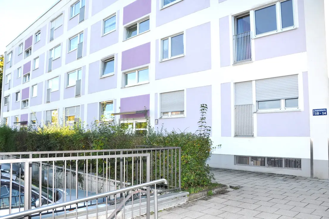 Außenansicht des gepflegten Mehrfamilienhauses in 80995 München-Lerchenau