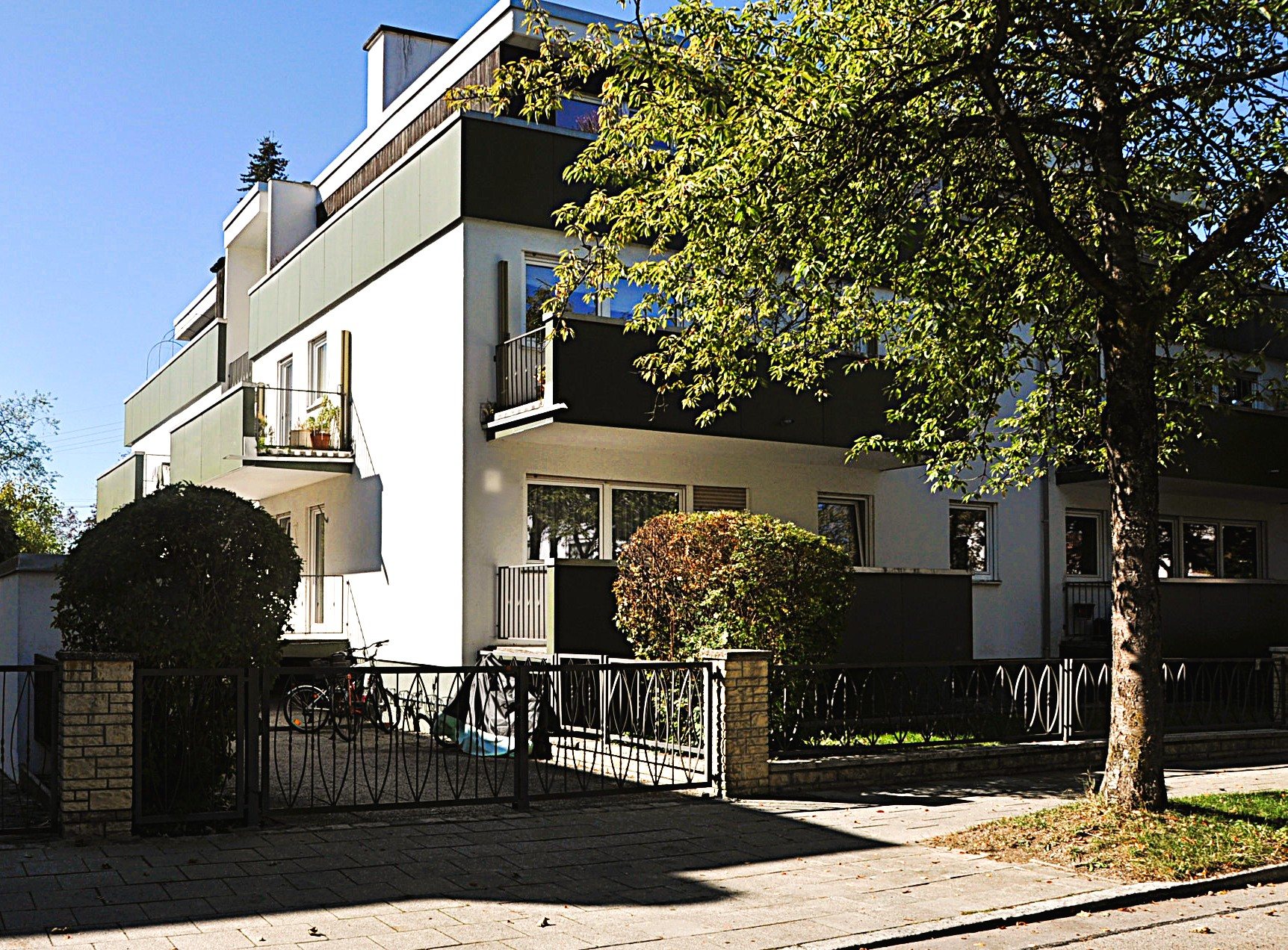 Residential building on Marschnerstraße in Munich-Pasing, street side