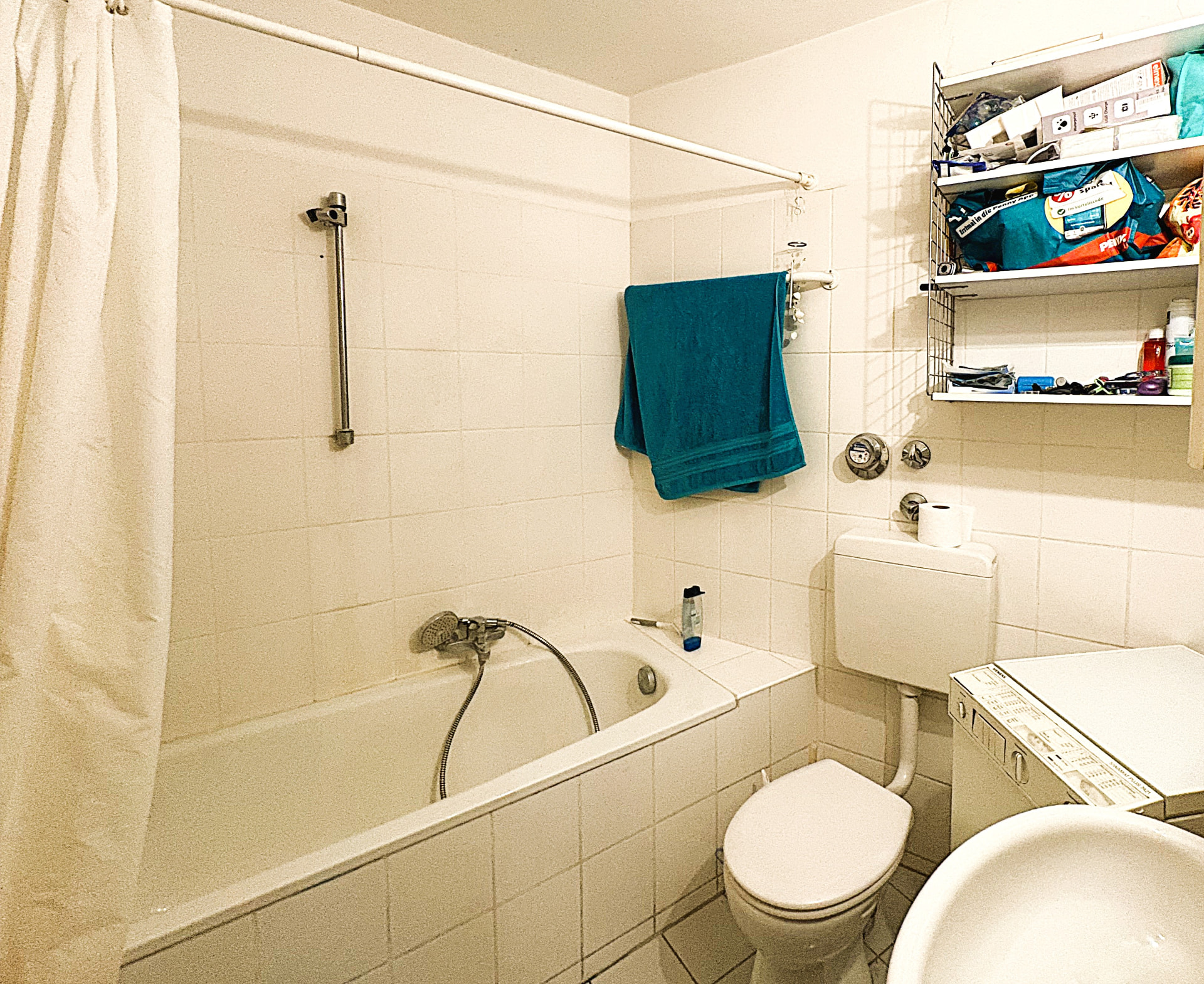 Duschbad mit Waschmaschinen­anschluss und WC
