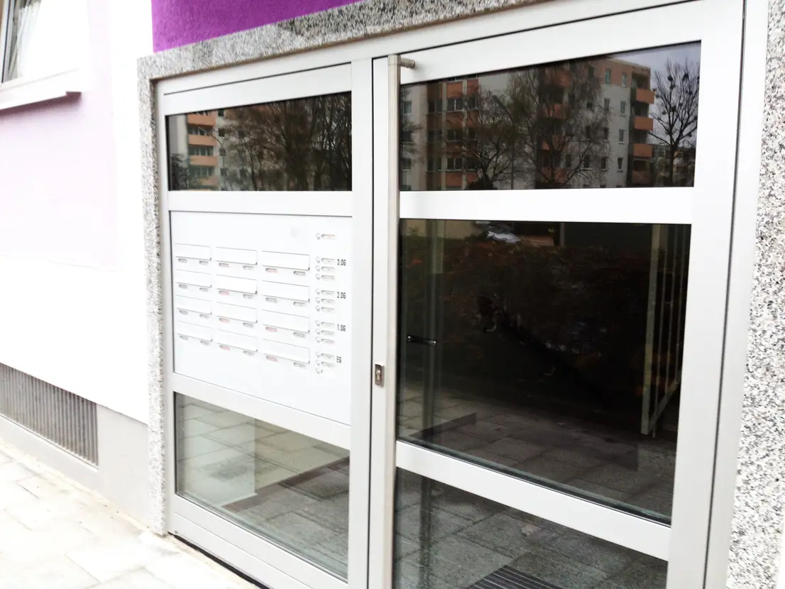 Hauseingang mit Briefkastenanlage der Wohnanlage