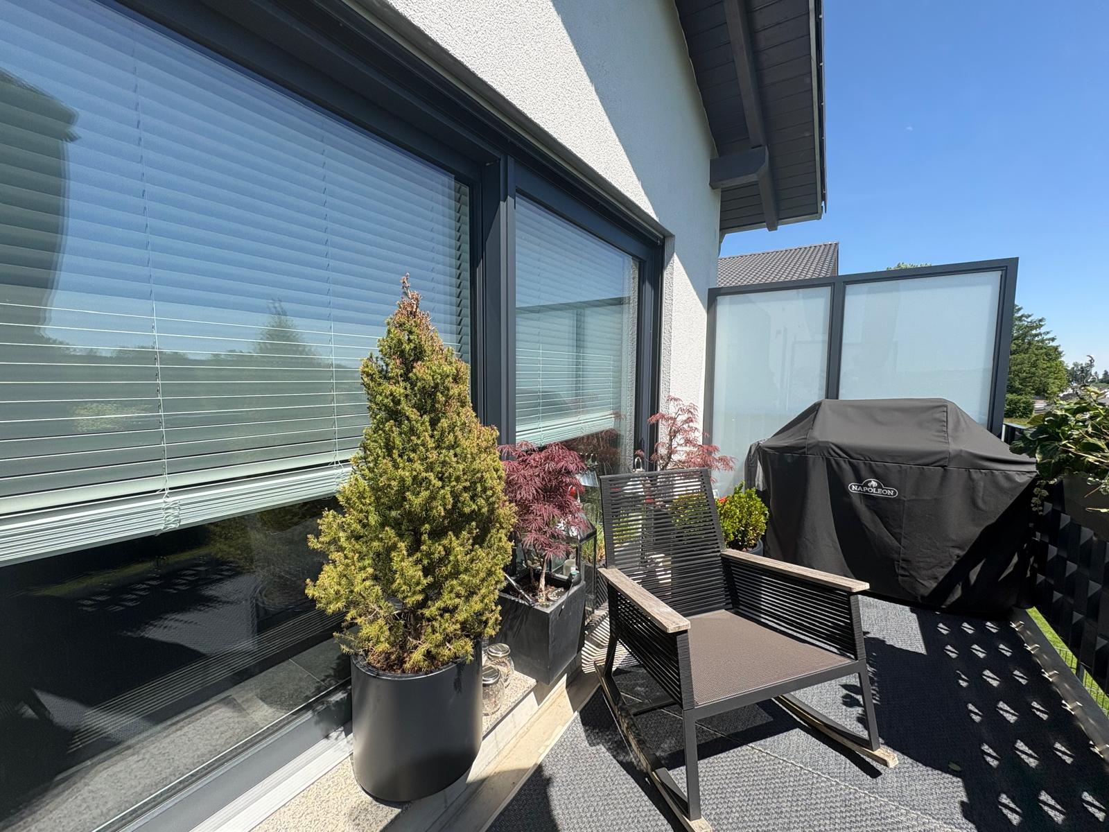 Balcony with electric venetian blinds and gas grill area